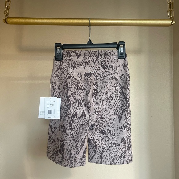 Beyond Yoga Printed High-Waisted Bike Short, color brown multi, size xs. NWT - Picture 3 of 6